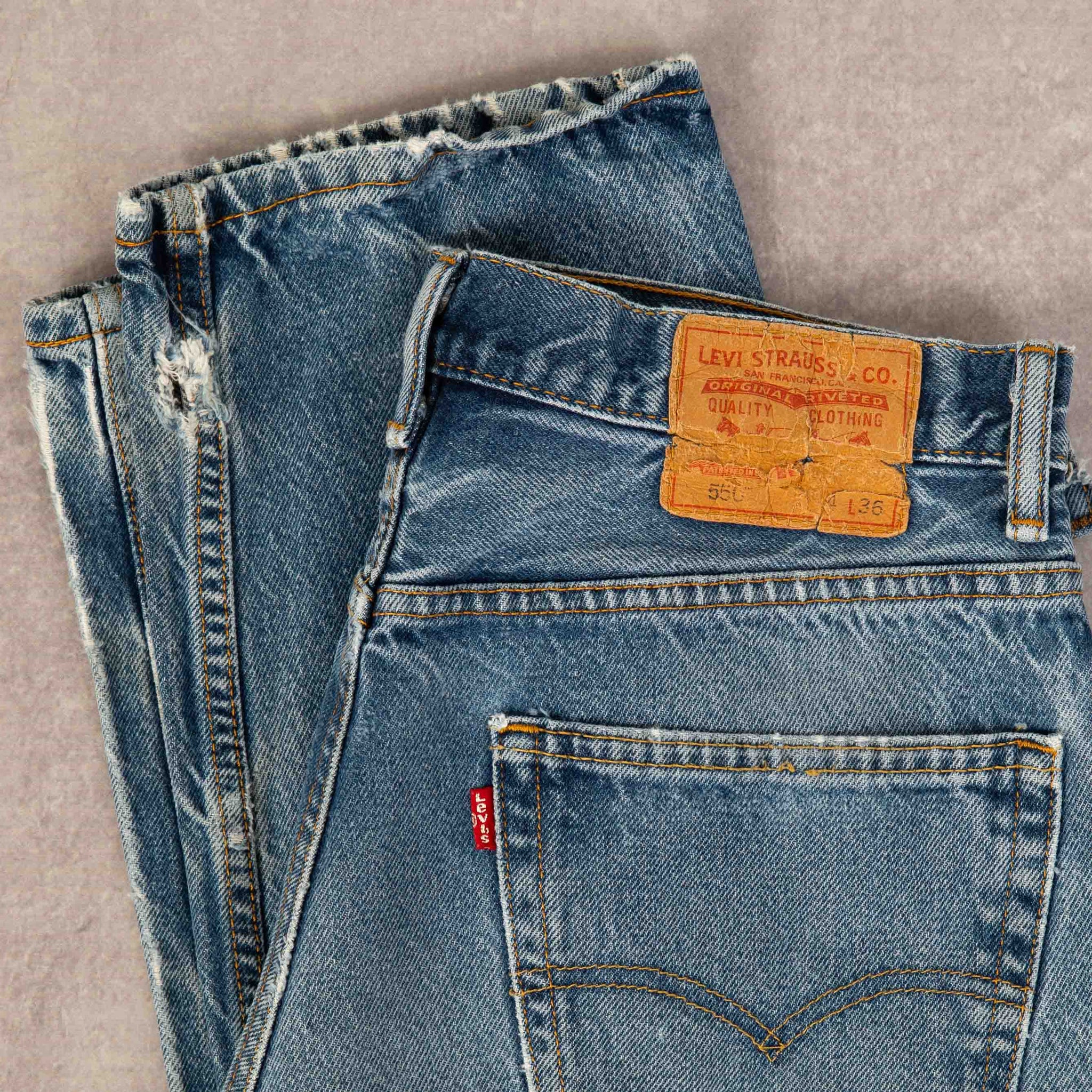 MEN'S VINTAGE LEVI'S 550 RELAXED FIT JEANS - W32 X L35